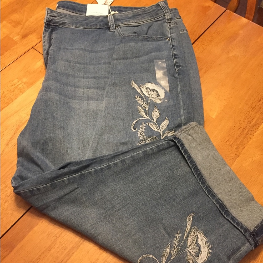 Cropped jeans with embroidery